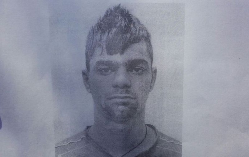 A evadat de sub nasul polițișilor, deși era încătușat! Dacă l-ai văzut, sună la 112!
