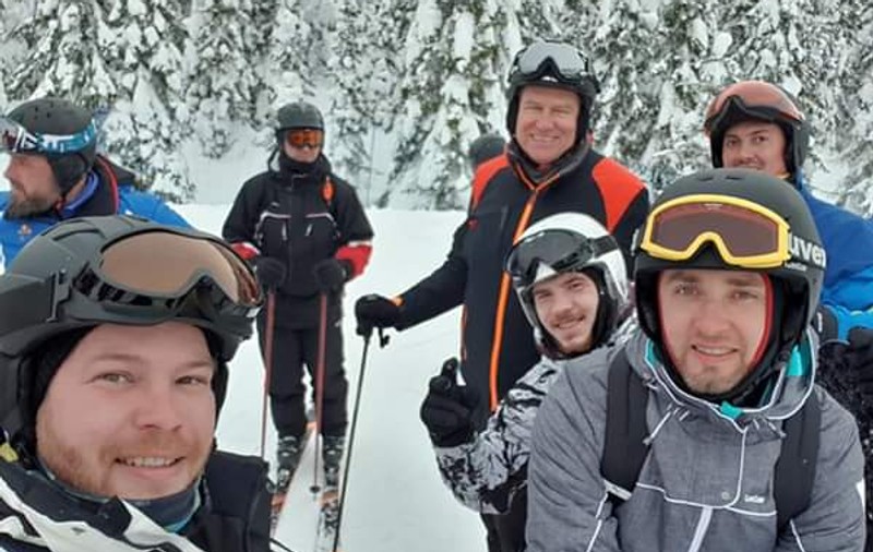 Preşedintele Klaus Iohannis a fost fotografiat din nou la schi