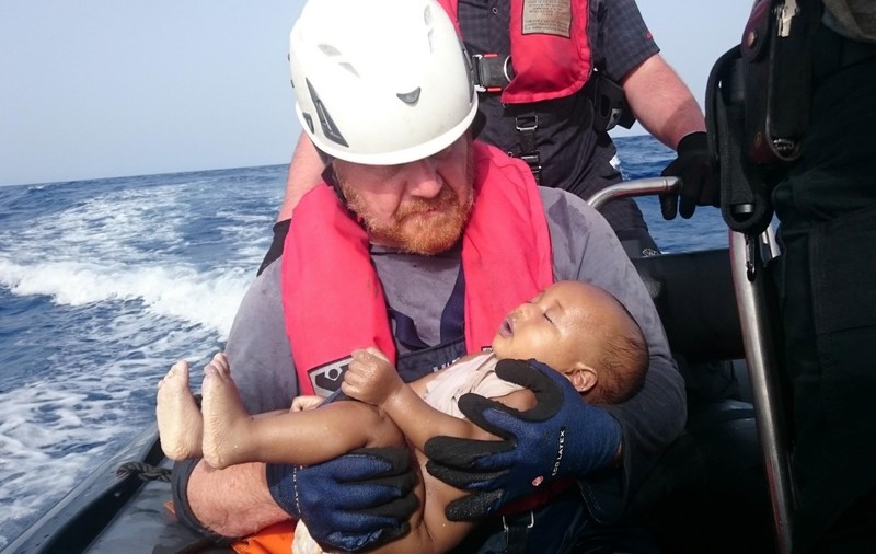 O nouă imagine tulburătoare face înconjurul lumii. Un copil migrant, găsit prea târziu de un salvator german