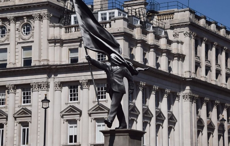 Statuie uriașă, apărută peste noapte în centrul Londrei. Banksy a recunoscut că este opera sa