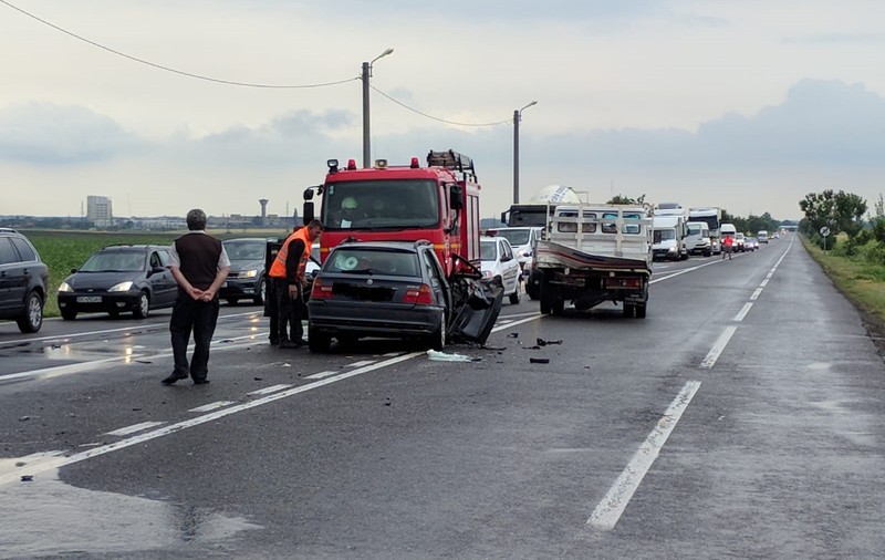 Sute de litri de miere s-au revărsat pe drum, în Urziceni. Trei tineri au ajuns la spital
