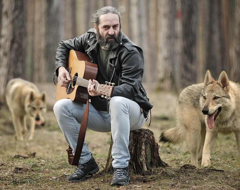 REPORTAJ/ Adrian Bezna, o viaţă de trubadur strecurată printre poezie şi cântec: "Poezia am scris-o când m-am julit la genunchiul sufletului"/ VIDEO