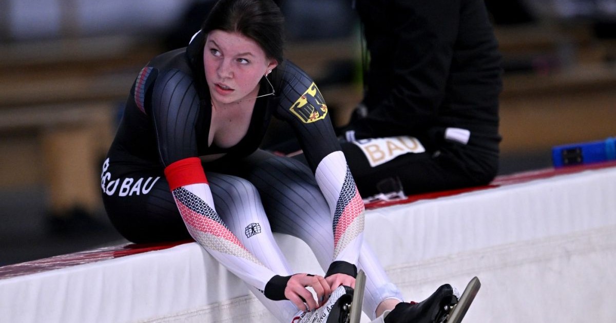 Josephine Schlörb își leagă patinele lacampionatele mondiale de sprint din Germania, 9 martie 2024