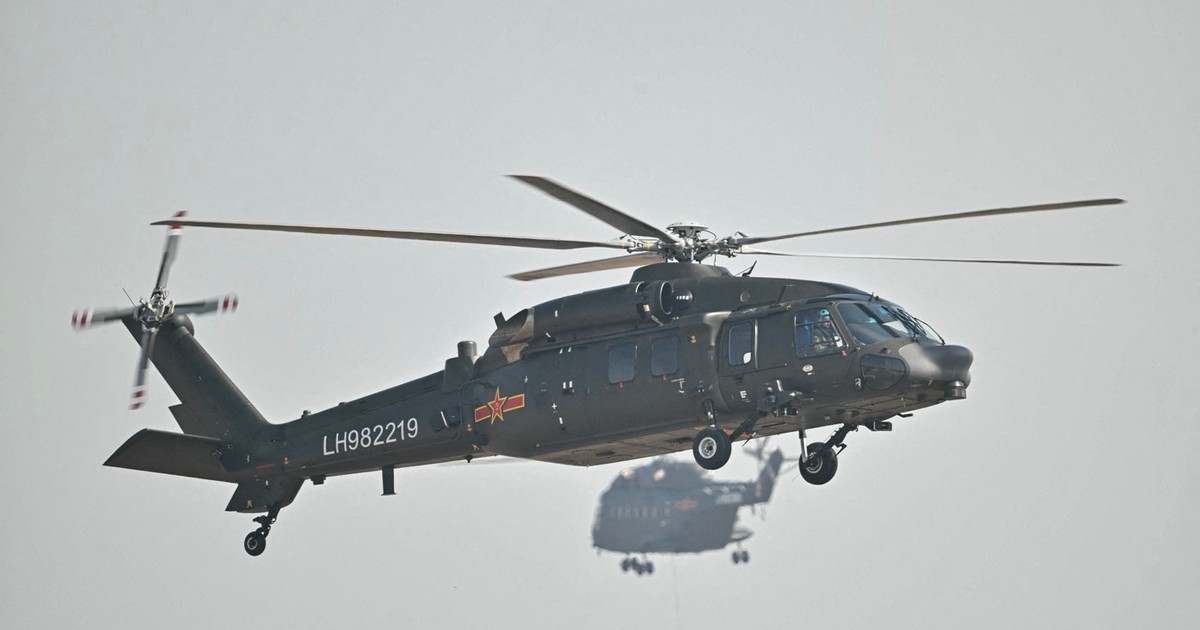 Un elicopter utilitar chinez Harbin Z-20 zboară în timpul celei de-a 15-a Expoziții Internaționale de Aviație și Aerospațială din China din Zhuhai, provincia Guangdong din sudul Chinei, pe 12 noiembrie 2024.