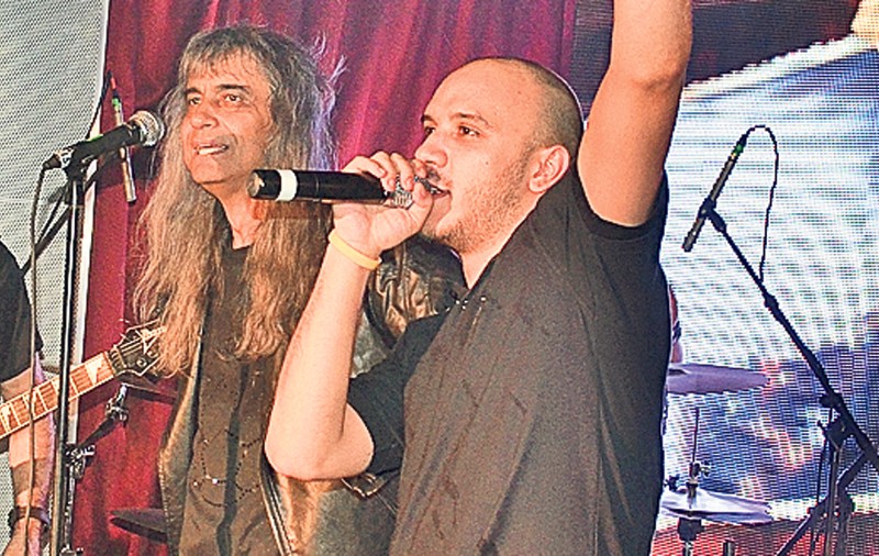 Minculescu, scos de pe scenă cu ajutorul bodyguarzilor!
