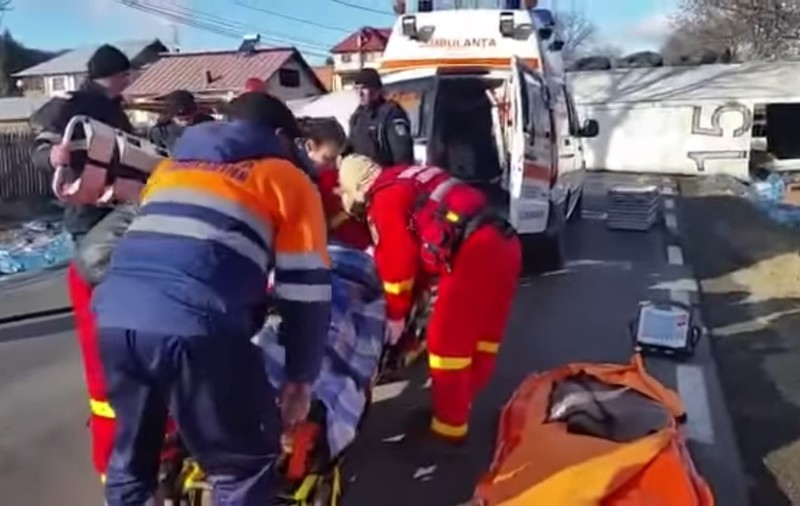 Un camion s-a răsturnat în Vălenii de Munte, județul Prahova. Șoferul transportat cu elicopterul la spital