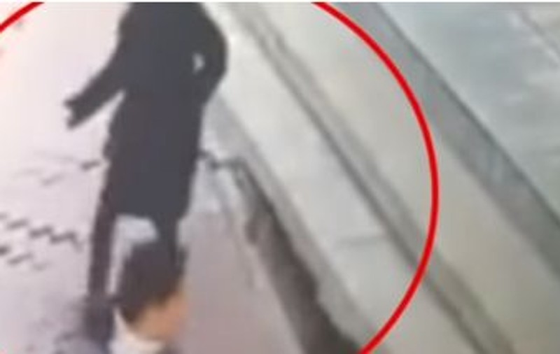 VIDEO | Momentul în care o femeie este înghițită de o groapă uriașă formată în asfalt