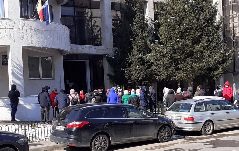 Imagini din Suceava: înghesuială chiar în fața sediului DSP