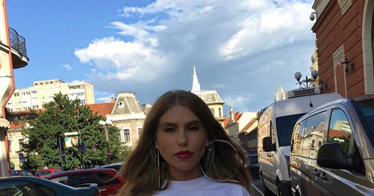 Corina, sexy și obraznică la fereastră. Cum s-a afișat artista