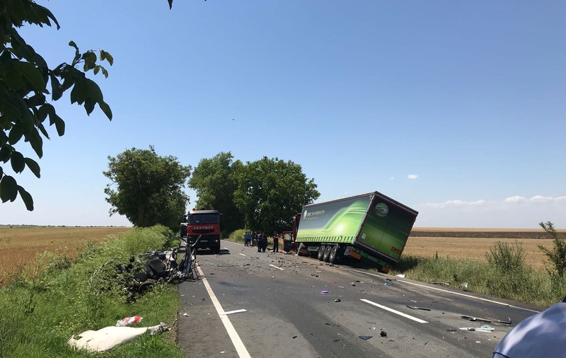 Un bărbat a murit după ce autoturismul său s-a ciocnit frontal cu un TIR. Mașina a ajuns un morman de fiare, iar șoferul a fost sfârtecat/ FOTO