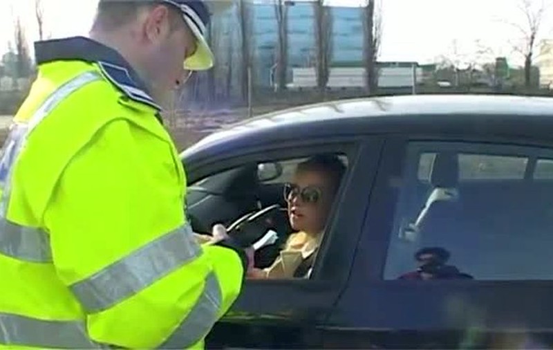 O şoferiţă nervoasă în trafic se răţoieşte la un poliţist: «Am încălcat legea, aşa şi?» VIDEO