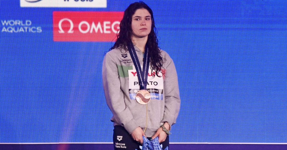 Benedetta Pilato pe podium, după ce a câștigat medalia de bronz la 50 de metri bras în timpul Campionatului Mondial de Înot - Doha (Qatar) 18 februarie 2024