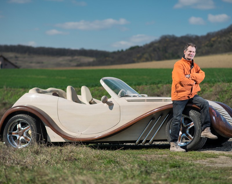 O mașină construită de un român e vedetă în Marea Britanie. Autoturismul este făcut din lemn și valorează 18.000 de euro / FOTO și VIDEO