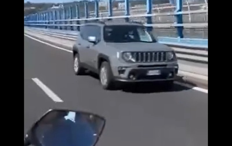 Șofer român filmat când conduce cu viteză în marșarier, pe contrasens, pe șoseaua de centură a orașului Napoli. VIDEO