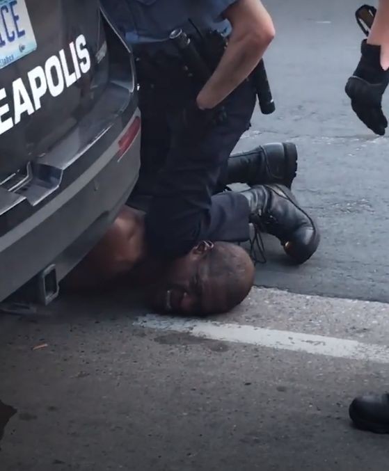 George Floyd, țintuit la pământ de polițiști FOTO: Martor ocular