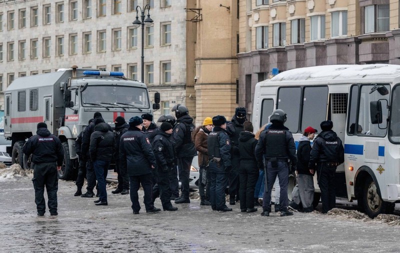 Până la 14 zile de închisoare. Instanțele din Rusia au început să-i condamne pe cei reținuți pentru că l-au omagiat pe Navalnăi