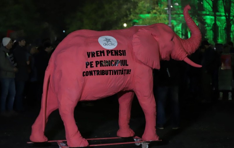 Protest în Piața Victoriei, cu un elefant roz gigantic, față de pensiile speciale: „Vrem drepturi egale”