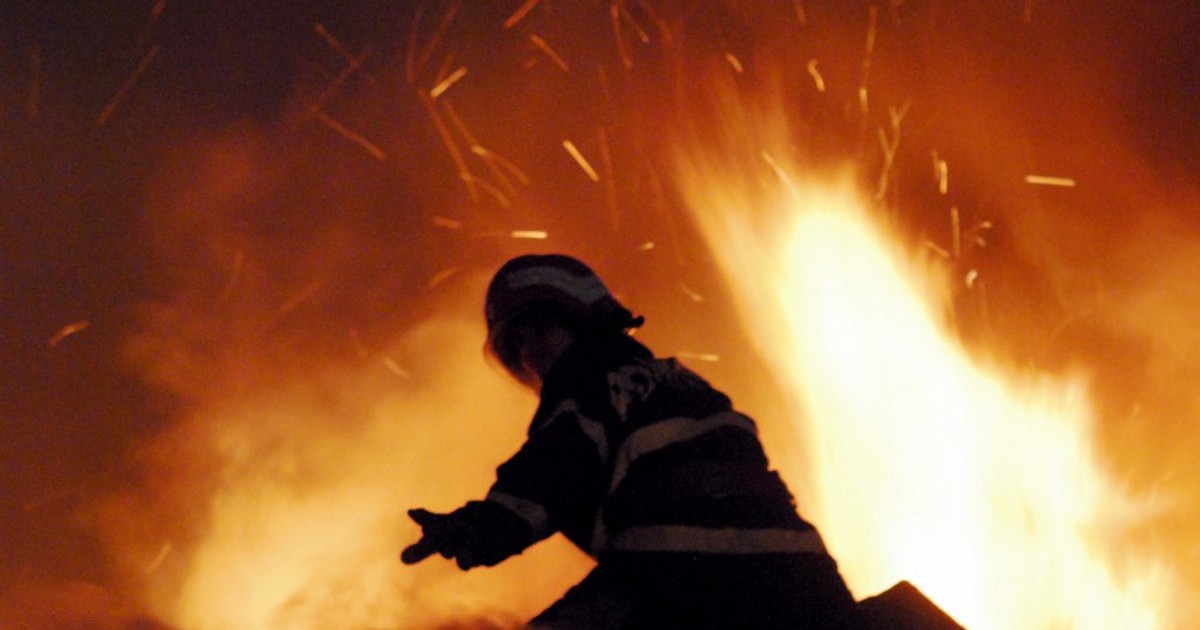 Trei case, distruse într-un incendiu în cartierul Ferentari din București. Traficul în zonă a fost blocat
