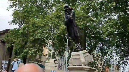 Statuia lui Edward Colston din Bristol a fost distrusă