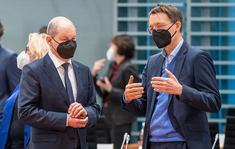 „Ne lasă rece dacă psihicul lui Putin suportă sau nu aşa ceva". Ministrul german al sănătății consideră că țara „este în război" cu liderul rus