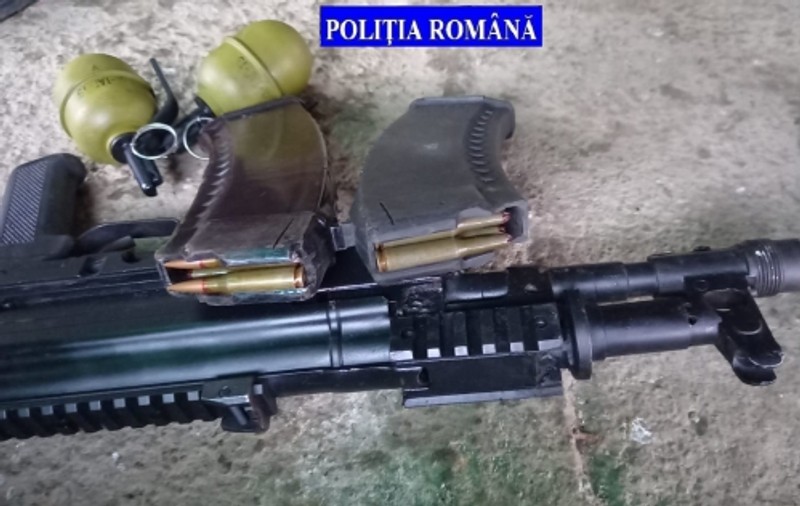 Un bărbat din Hunedoara care deținea ilegal grenade, pistoale și sute de cartușe, prins de polițiști. Voia să le vândă în Vulcan
