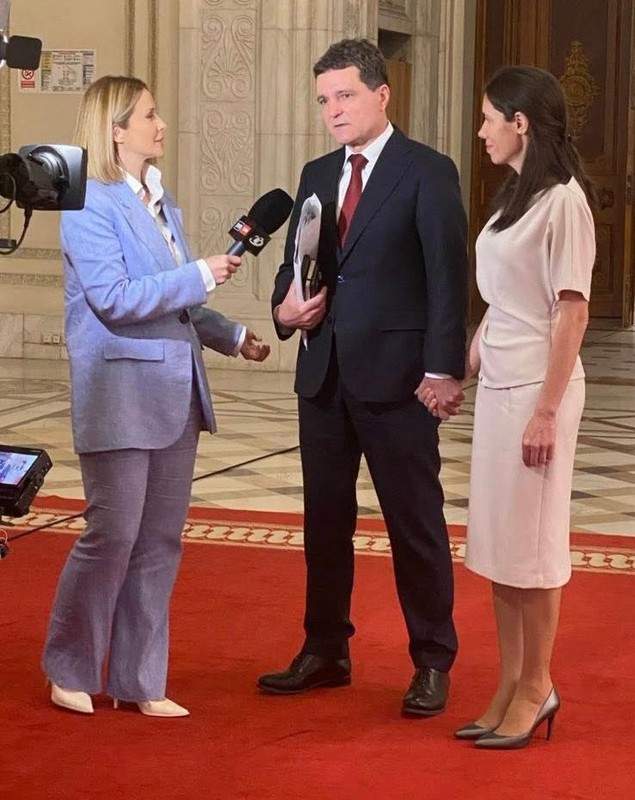 Reacția Andreei Raicu după ce Mirabela Grădinaru, partenera lui Nicușor Dan, s-a îmbrăcat în brandul ei: „Posibilă viitoare primă-doamnă”. Și Elena Lasconi a purtat o rochie creată de ea
