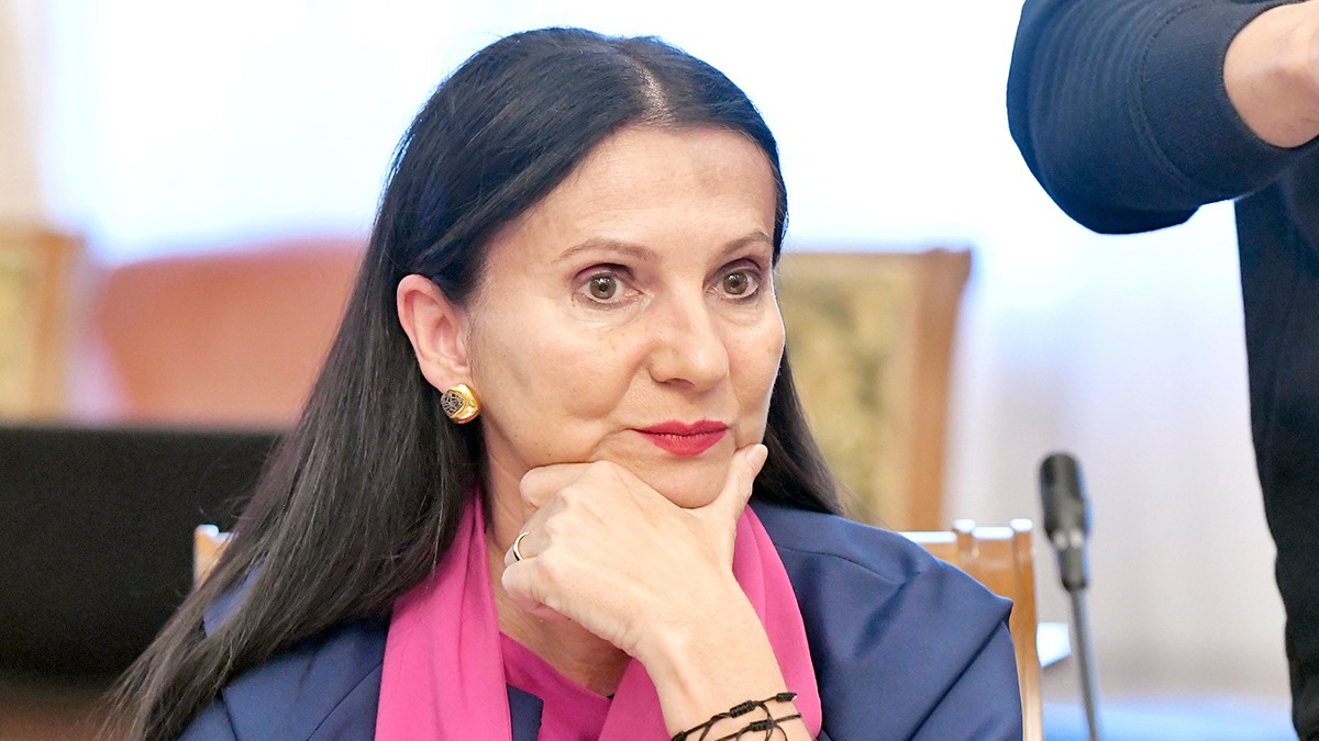 Fostul ministru Sorina Pintea a fost dată în consemn în arest. Ea fost păzită toată noaptea atât de gardieni, cât și de o altă aretată, aflată cu ea în celulă