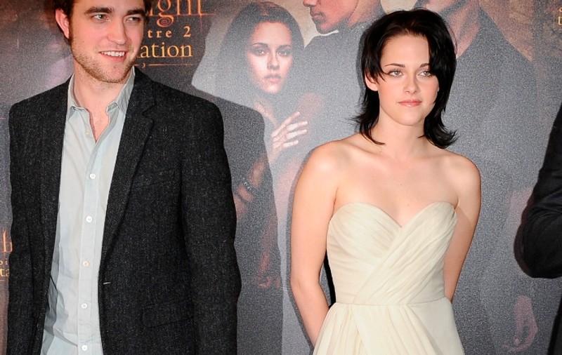 Robert Pattinson o înşeală pe Kristen Stewart?