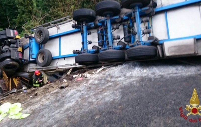 Un român a provocat un accident cu doi morți și nouă răniți în nordul Italiei