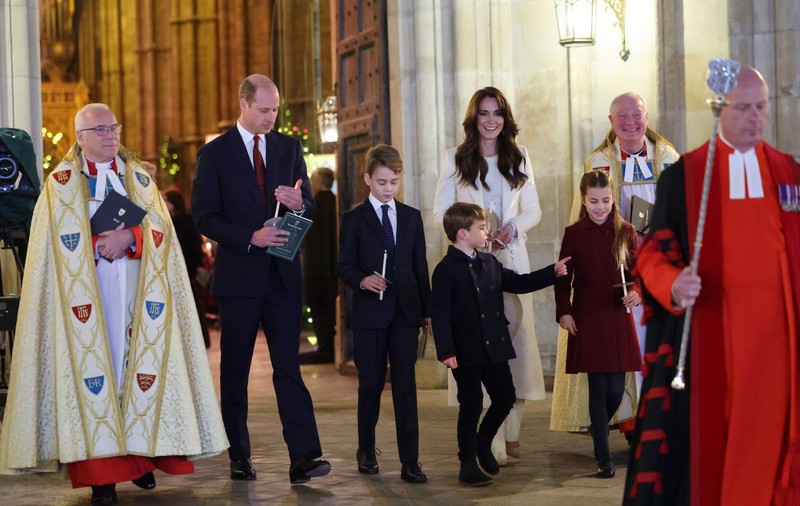 Prințul Louis, în centrul atenției la concertul de Crăciun al lui Kate Middleton. Ce năzbâtie a făcut fiul prințului William
