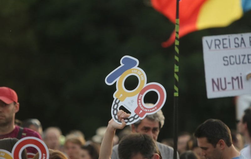 GALERIE FOTO/ Protest #Rezist, la o zi după mitingul PSD. Circa 1.000 de persoane sunt în Piața Victoriei