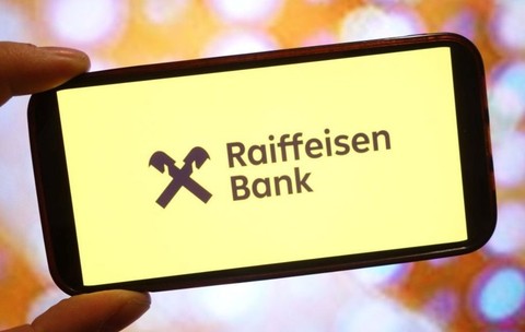O clientă Raiffeisen Bank și-a băgat singură datele pe un site fals, dar a primit despăgubiri de la bancă. Imagine cu caracter ilustrativ. Sursă foto: Getty Images.