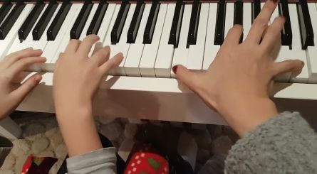 Andreea Marin și fiica ei, Violeta, cântând la pian