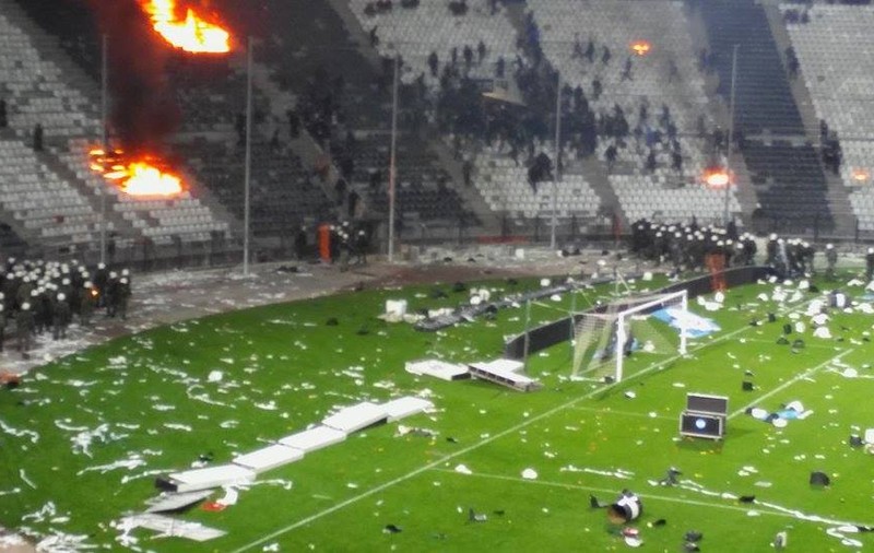 Război în Grecia: meciul PAOK - Olympiacos a fost abandonat. ^Fanii au intrat pe teren! Antrenorul oaspeților a fost lovit / VIDEO
