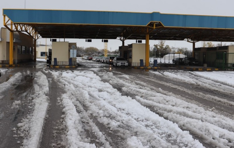 Autorităţile bulgare au suspendat intrarea camioanelor în ţară prin punctul de trecere a frontierei Giurgiu-Ruse