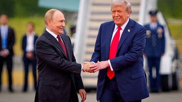 Donald Trump (stânga) și Vladimir Putin înainte de summitul din Alaska Sursa foto: Getty Images