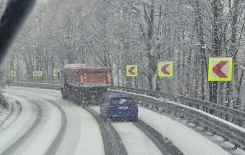 Cum arată iarna în plină primăvară în România: drumurile din Brașov și Gorj, acoperite de zăpadă
