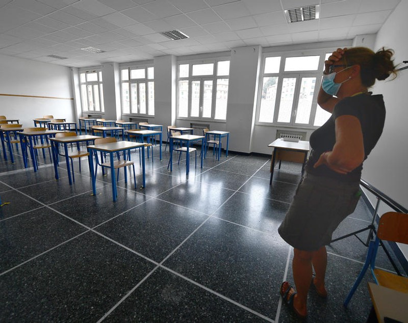 Școala începe în Italia cu 5.000 de clase nou create, 5.000 de clase vechi mărite şi purtarea obligatorie a măştii