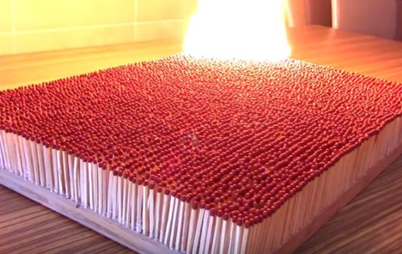 A făcut un "tort" din 6.000 de beţe de chibrit şi i-a dat foc. Efectul spectaculos a fost văzut de aproape 20 de milioane de oameni | VIDEO