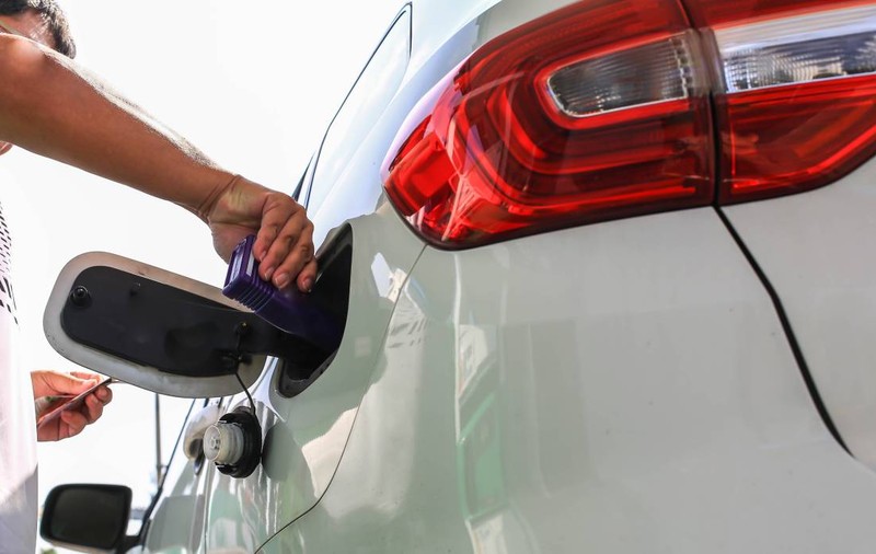 Un benzinar a spus adevărul despre aditivul din carburanți: „Inutil, îl punem pentru că oamenii cred că e bun”