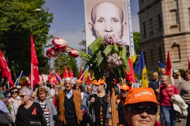 În locul panglicii negru-oranj au venit șepcile oranj etichetate cu „Victorie”