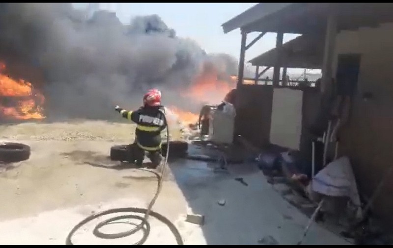 Incendiu la un depozit auto din Drobeta-Turnu Severin. Zeci de pompieri intervin