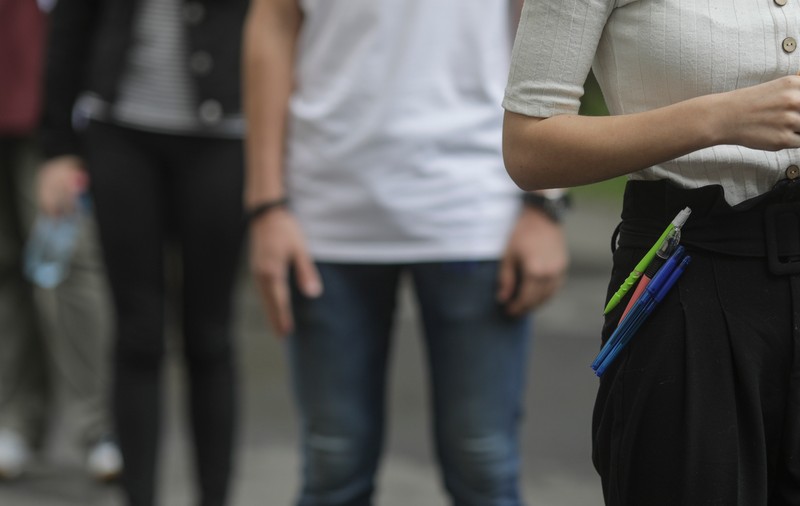 Anchetă în Buzău. Un tânăr, cercetat de polițiști pentru că a vândut pe internet subiecte despre care spunea că se dau la Bacalaureat. Câți elevi au fost păcăliți