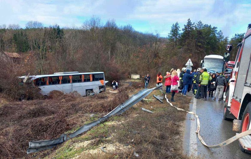 Autocar românesc cu pasageri, accident cu un TIR în Bulgaria. Cel puțin nouă persoane au fost rănite. Precizările MAE