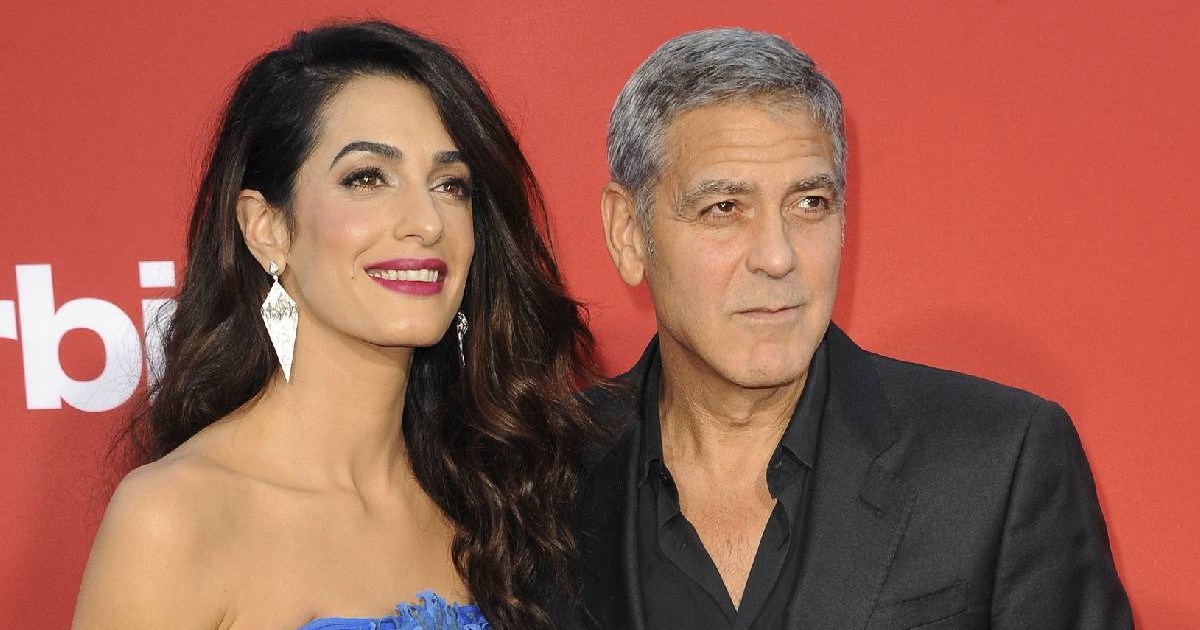 George și Amal Clooney, la patru ace, zâmbesc fotografilor de undeva de pe covorul roșu