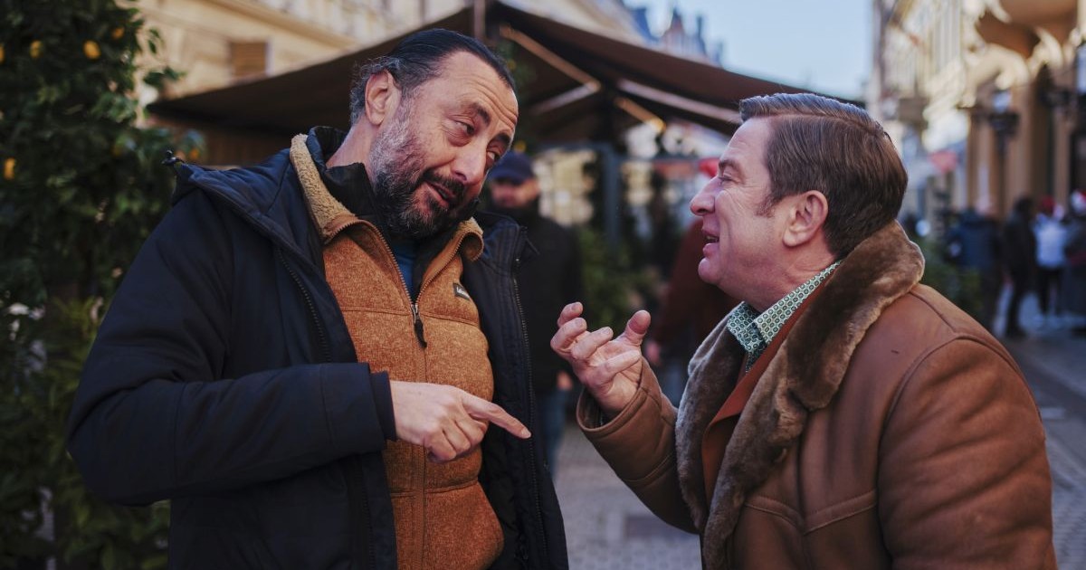 Regizorul Jesus del Cerro și Pavel Bartoș la filmările pentru „Crăciun cu Ramon” din Oradea