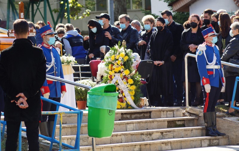 Sute de persoane au participat la înmormântarea fostului primar din Călăraşi Daniel Drăgulin, răpus de COVID-19