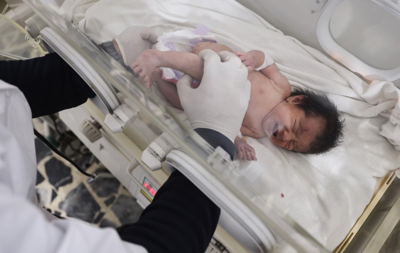 Aya, fetița care s-a născut sub dărâmături, în Siria, și-a pierdut și mama, și tatăl, și cei patru frați. „Dacă mai întârziam câteva minute, o pierdeam și pe ea”