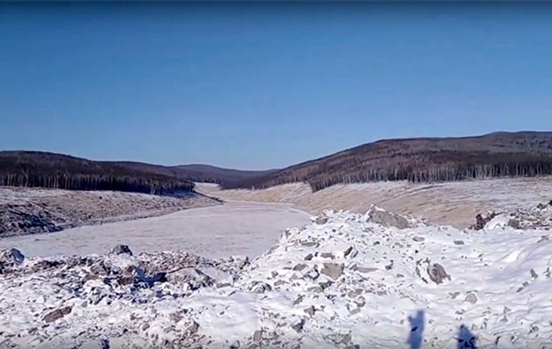 FOTO & VIDEO | Un întreg deal din Rusia a fost distrus după impactul cu un presupus "meteorit". Totuși, nu toți experții sunt de acord