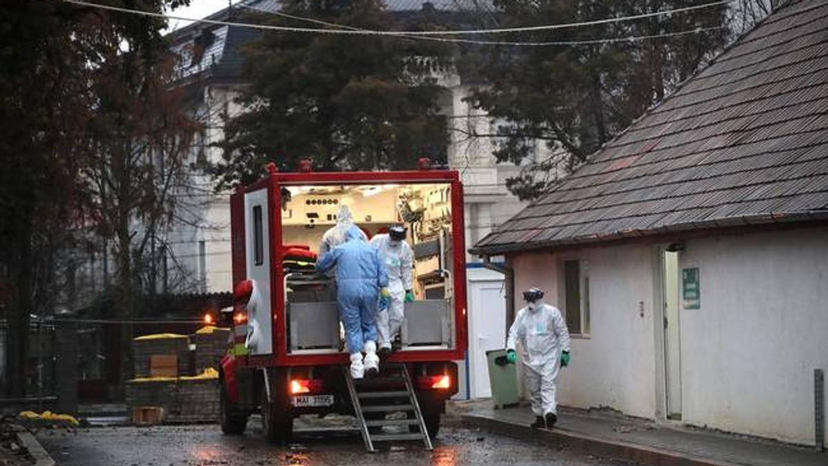Pacienții depistați pozitiv cu coronavirus sunt transportati cu izoleta la spital. Foto: tion.ro